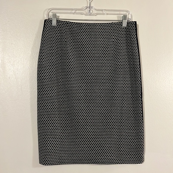 Vince Camuto black/cream geometric print straight skirt - Picture 4 of 6